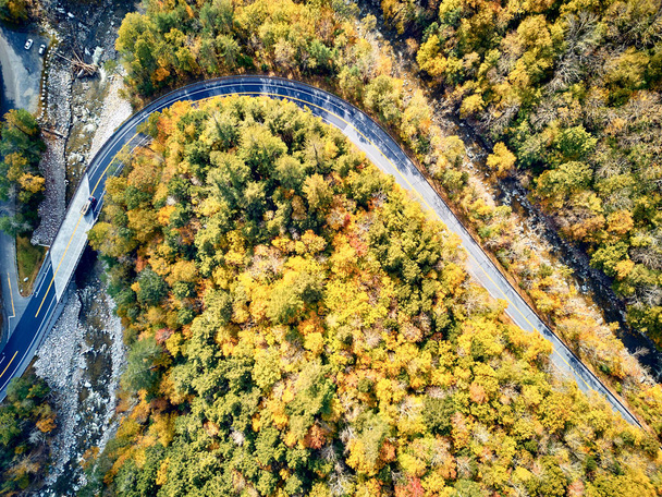 Мальовниче обмотування траси восени
 - Фото, зображення