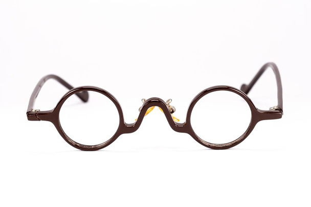 Vintage okrągłe okulary na białym tle. - Zdjęcie, obraz