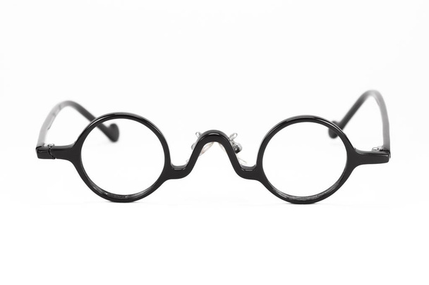 Vintage kerek szemüveg, elszigetelt fehér background. - Fotó, kép