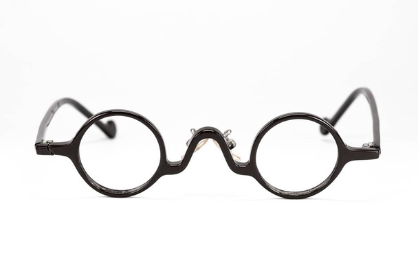 Vintage kulaté brýle izolovaných na bílém pozadí. - Fotografie, Obrázek