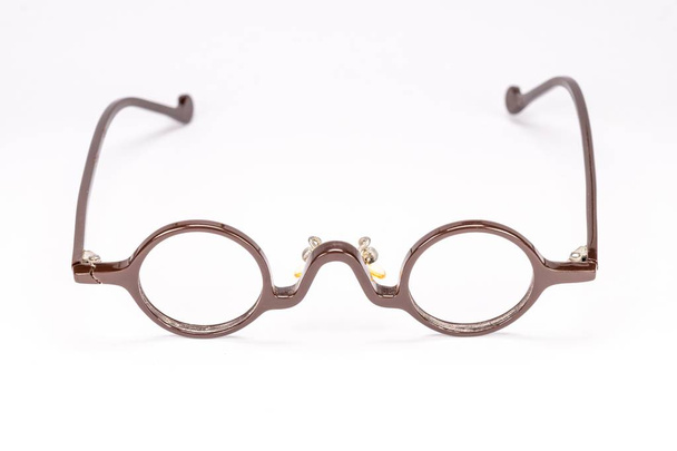 Vintage ronde bril geïsoleerd op witte achtergrond. - Foto, afbeelding