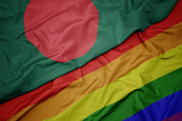 renkli gay gökkuşağı bayrağı ve bangladeş ulusal bayrak sallayarak. - Fotoğraf, Görsel