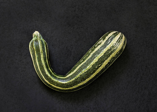 zucchine fresche su sfondo nero testurizzato
 - Foto, immagini