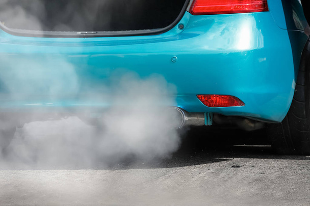 crisis de la contaminación atmosférica del tubo de escape del automóvil en carretera
   - Foto, imagen