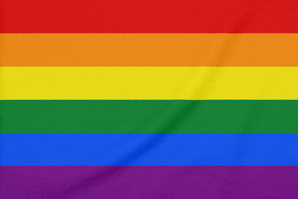 Drapeau de fierté LGBT Rainbow sur un tissu texturé. Symbole fierté
 - Photo, image