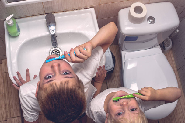 Két fiú fogmosás a fürdőszobában. Reggeli higiénia. Felülnézet - Fotó, kép