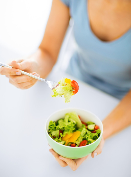 mujer comiendo ensalada con verduras - Foto, Imagen