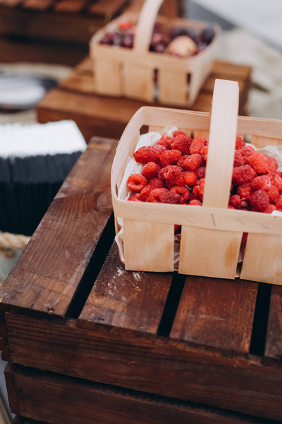 fruit food buffet decorated rustic style eco baskets - 写真・画像