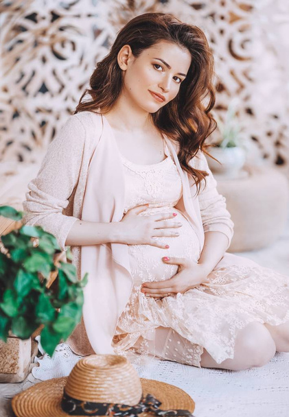 Hermosa mujer embarazada posando en el estudio
  - Foto, Imagen