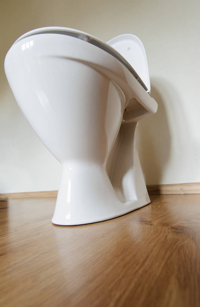 New ceramic toilet bowl at home - Foto, imagen