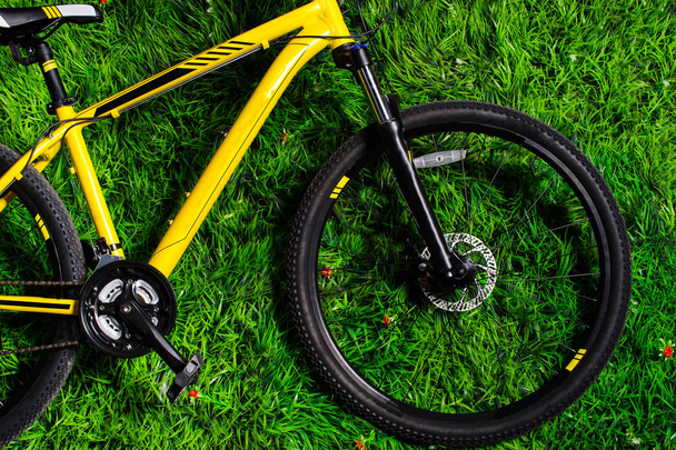 yellow bicycle on a studio white background. - Foto, Bild