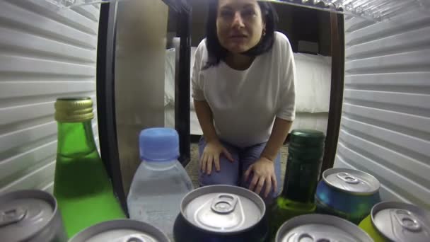 γυναίκα άνοιγμα ψυγείο. λαμβάνοντας κάτι να πιει πολύ χαρούμενος - Πλάνα, βίντεο