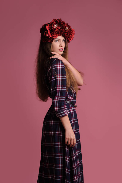 beatiful girl with a wreath in studio - Valokuva, kuva