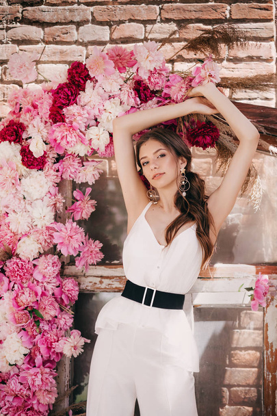  krásná mladá žena s make-upem a růžovými květinami vydávankama doma - Fotografie, Obrázek