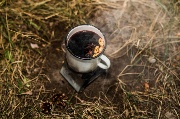 Főzés forralt bor a természetben egy turista tűzhely - Fotó, kép