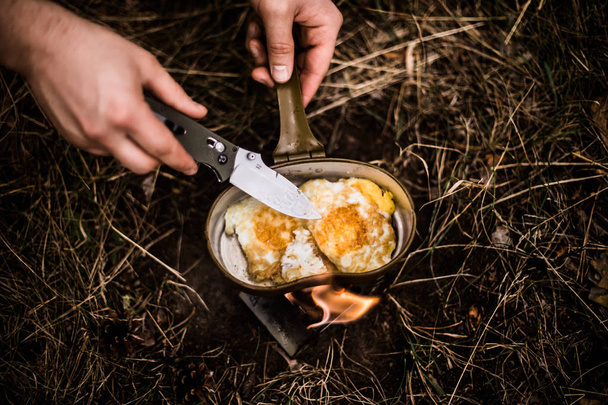 bir soba üzerinde bir turist tavada kızarmış yumurta - Fotoğraf, Görsel