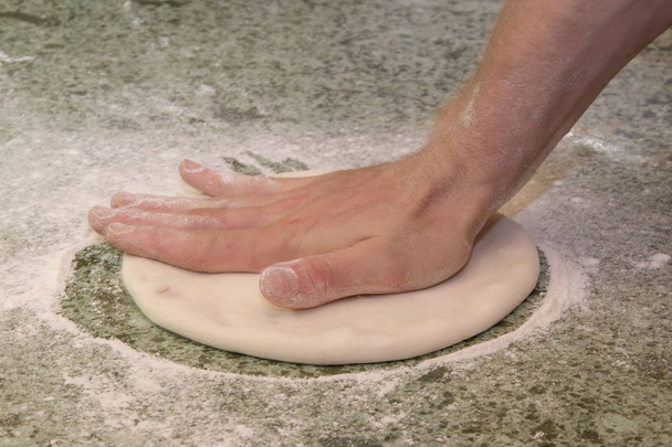Cook masaya elleri ile hamur yoğuruyor - Fotoğraf, Görsel
