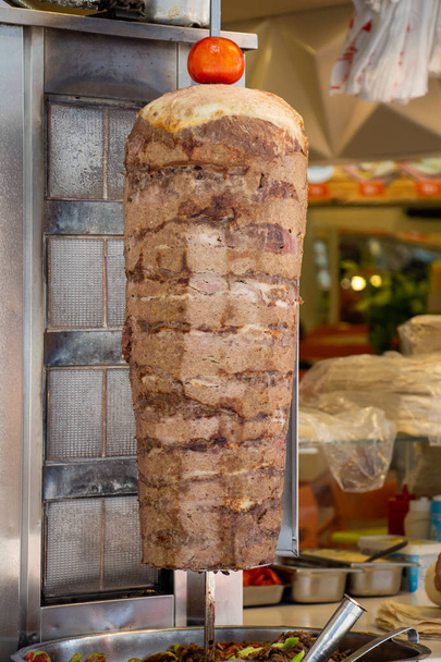 Tradicional turco Doner Kebab o kebab en pincho de metal - Foto, imagen