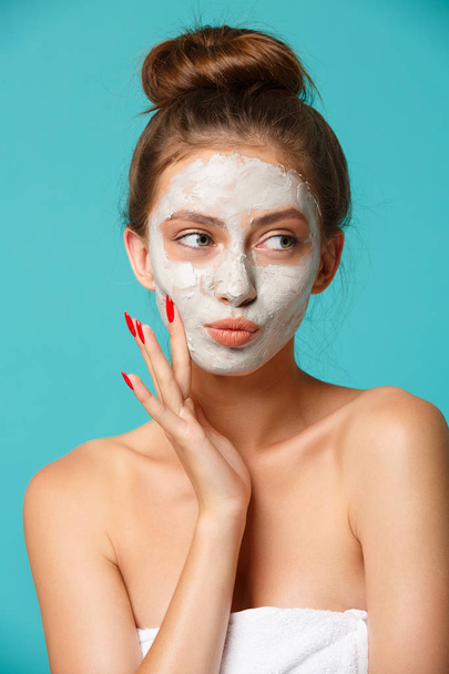 Tratamento de beleza - mulher aplicando máscara facial de argila
 - Foto, Imagem