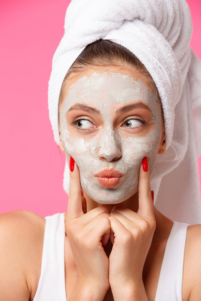Schönheitsbehandlung - Frau trägt Gesichtsmaske aus Ton auf - Foto, Bild