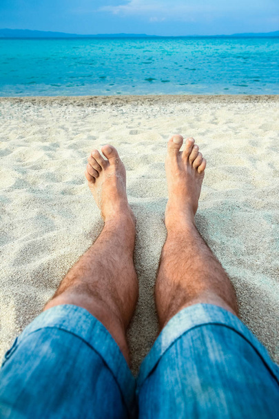 schöne Beine im Sand des Meeres griechischer Hintergrund - Foto, Bild