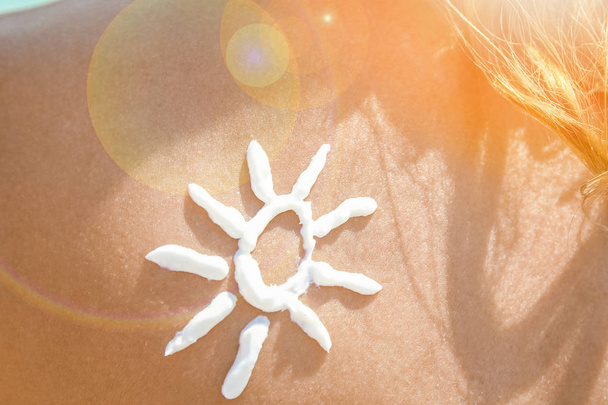 chica feliz en el mar con una foto del sol en su espalda - Foto, Imagen