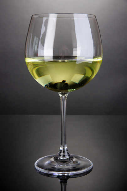 White wine glass on grey background - Foto, imagen