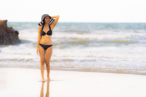 Retrato hermosa joven mujer asiática usar bikini en la playa se
 - Foto, imagen