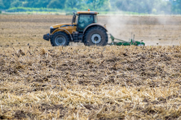 Traktor pěstování pole - Fotografie, Obrázek