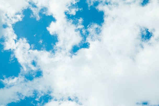 cielo azul fondo con nubes - Foto, Imagen