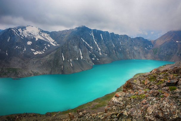 Malowniczy widok góry krajobraz (jezioro, highland, szczyt, piękno świata) w pobliżu jeziora Alakul w Terskey Alatoo gór, Tian-Shan, Karakol, Kirgistan - Zdjęcie, obraz