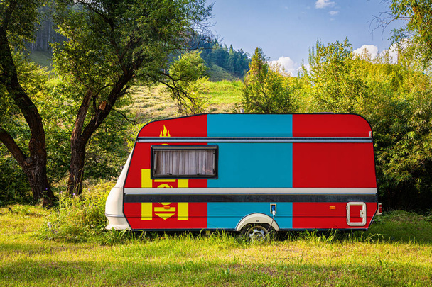 Auton perävaunu, matkailuauto, joka on maalattu Mongolian lipulle, on pysäköity vuoristoon. Maiden välisen maantieliikenteen, kaupan, viennin ja tuonnin käsite. Matkustaminen autolla
 - Valokuva, kuva