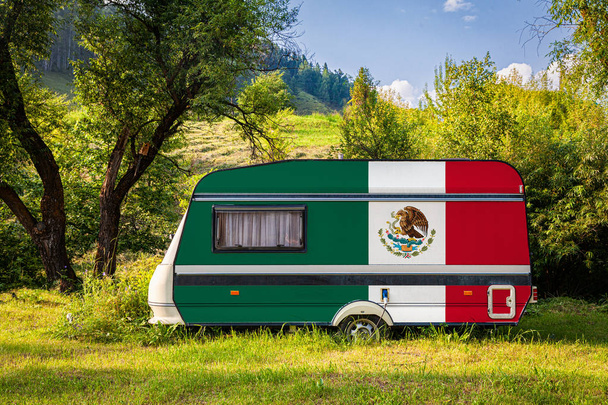 Bir araba römork, bir motor ev, Meksika ulusal bayrağı boyalı bir dağlık park halinde duruyor. Ülkeler arasında karayolu taşımacılığı, ticareti, ihracatı ve ithalatı kavramı. Arabayla seyahat - Fotoğraf, Görsel