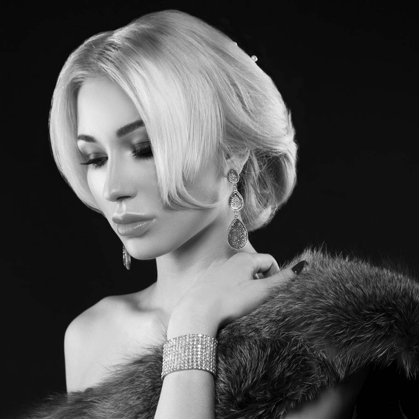 Portret van de jonge blonde vrouw met trendy accessoires en stijlvolle make-up poseren op zwarte achtergrond - Foto, afbeelding