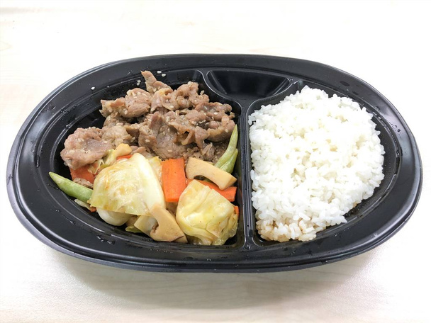 Koreańska wieprzowina z ryżem w pojemniku na żywność gotowa do spożycia  - Zdjęcie, obraz