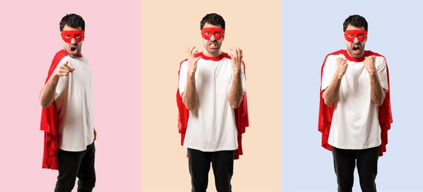 Set van superheld man met masker en rode Cape geïrriteerd boos in bont - Foto, afbeelding