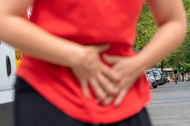 Στομάχι. Γυναίκα με πόνο στην εμμηνόρροια. Επιλεκτική εστίαση - Φωτογραφία, εικόνα