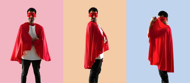 Zestaw superhero człowieka z maską i czerwoną pelerynę z jego ramionami Crosse - Zdjęcie, obraz
