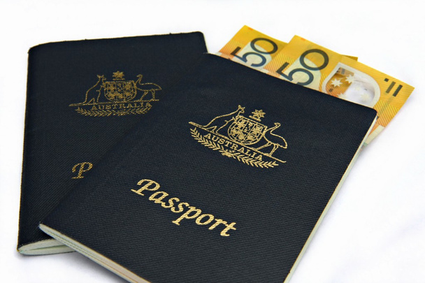 オーストラリアのパスポートおよび現金 - 写真・画像