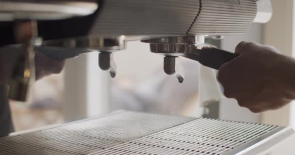 Káva nalévání do poháru od profesionálního kávovaru natáčení 4k. Čerstvá černá káva Espresso proudí do bílého poháru z automatu dávkovače. Výroba kávy od začátku do konce v kavárně - Záběry, video