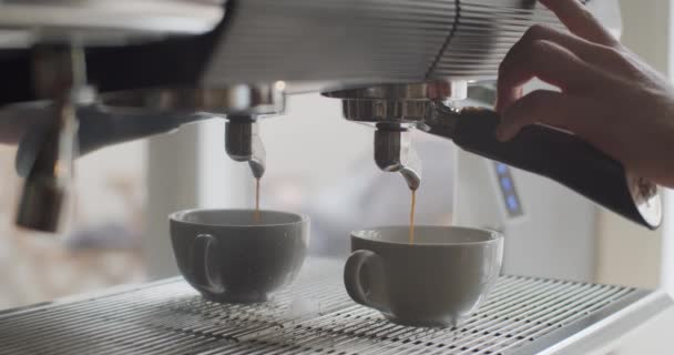 Professionele Barista maakt koffie. Koffiestroom gieten van professionele machine in beker. Verse zwarte koffie vloeien uit Machine Dispenser. Koffie maken van begin tot eind Small Business Concept - Video