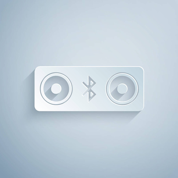 Přestřišející papír ikona Bluetooth je izolována na šedém pozadí. Stereo reproduktor Bluetooth. Styl papírového umění. Vektorová ilustrace - Vektor, obrázek