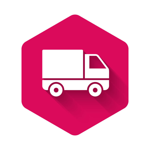 白い配達貨物トラックの車のアイコンは長い影で隔離された。ピンクの六角形のボタン。ベクトルイラストレーション - ベクター画像