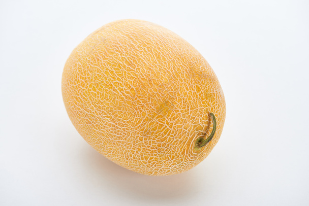 hele rijpe gele zoete meloen op witte achtergrond - Foto, afbeelding