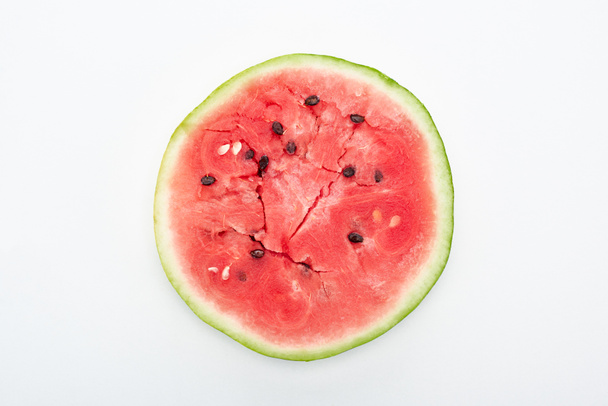Top uitzicht van heerlijke sappige watermeloen helft op witte achtergrond - Foto, afbeelding