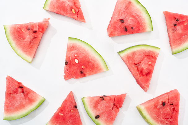 Draufsicht auf saftige Bio-Wassermelonenscheiben auf weißem Hintergrund - Foto, Bild
