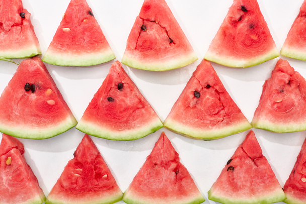 flache Lage mit saftigen Wassermelonenscheiben auf weißem Hintergrund - Foto, Bild