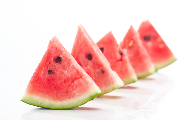 heerlijke sappige watermeloen plakjes in rij op witte achtergrond - Foto, afbeelding
