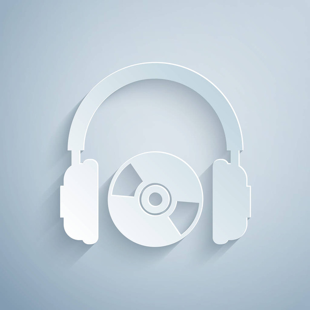 Papír vágott fejhallgató és CD-vagy DVD-ikon izolált szürke háttér. Fülhallgató jel. CD-lemez szimbóluma. Papírművészeti stílus. Vektoros illusztráció - Vektor, kép