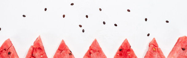 panoramische shot van verse watermeloen plakjes en zaden op witte achtergrond - Foto, afbeelding